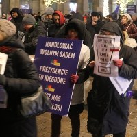  Łańcuch światła - protest pod pałacem prezydenckim