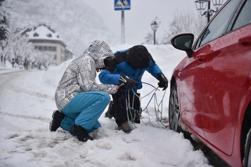 Łańcuchy śniegowe i ich normy. Na co zwrócić uwagę przed zakupem? /Getty Images