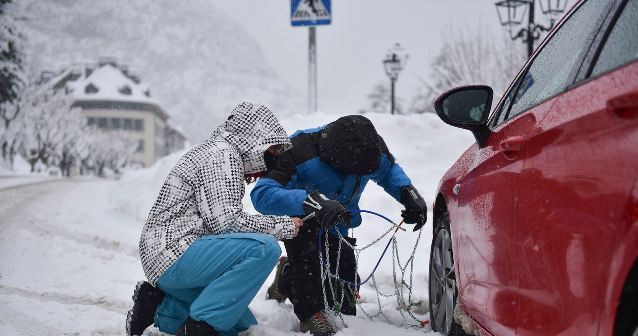 Łańcuchy śniegowe i ich normy. Na co zwrócić uwagę przed zakupem? /Getty Images