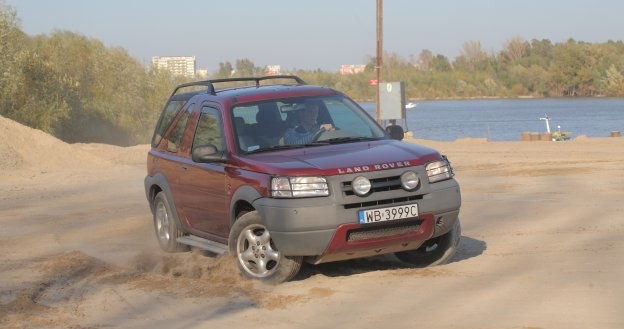 Land Rover Freelander I jest jednym z pierwszych popularnych samochodów wykorzystujących dołączany napęd na koła tylne. /Motor