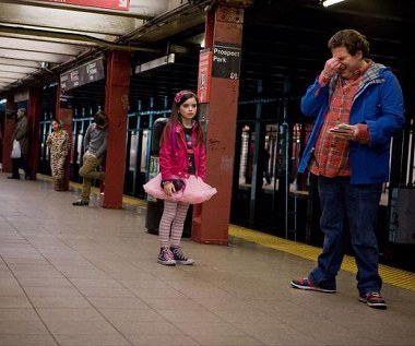 Landry Bender i Jonah Hill w scenie z filmu "Facet do dziecka"