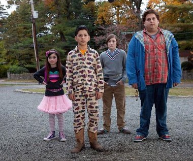 Landry Bender, Kevin Hernandez, Max Records i Jonah Hill w scenie z filmu "Facet do dziecka"