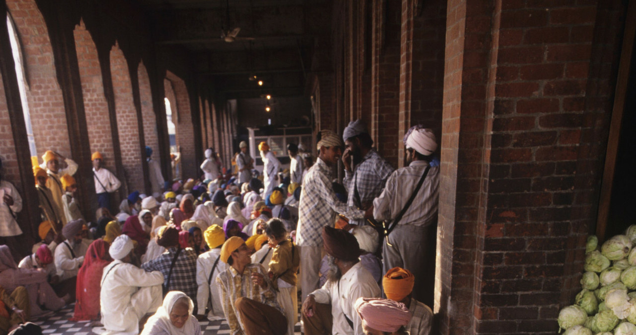 Langar czyli stołówka w Złotej Świątyni dla wszystkich chętnych. Posiłki są wydawane za darmo. /East News