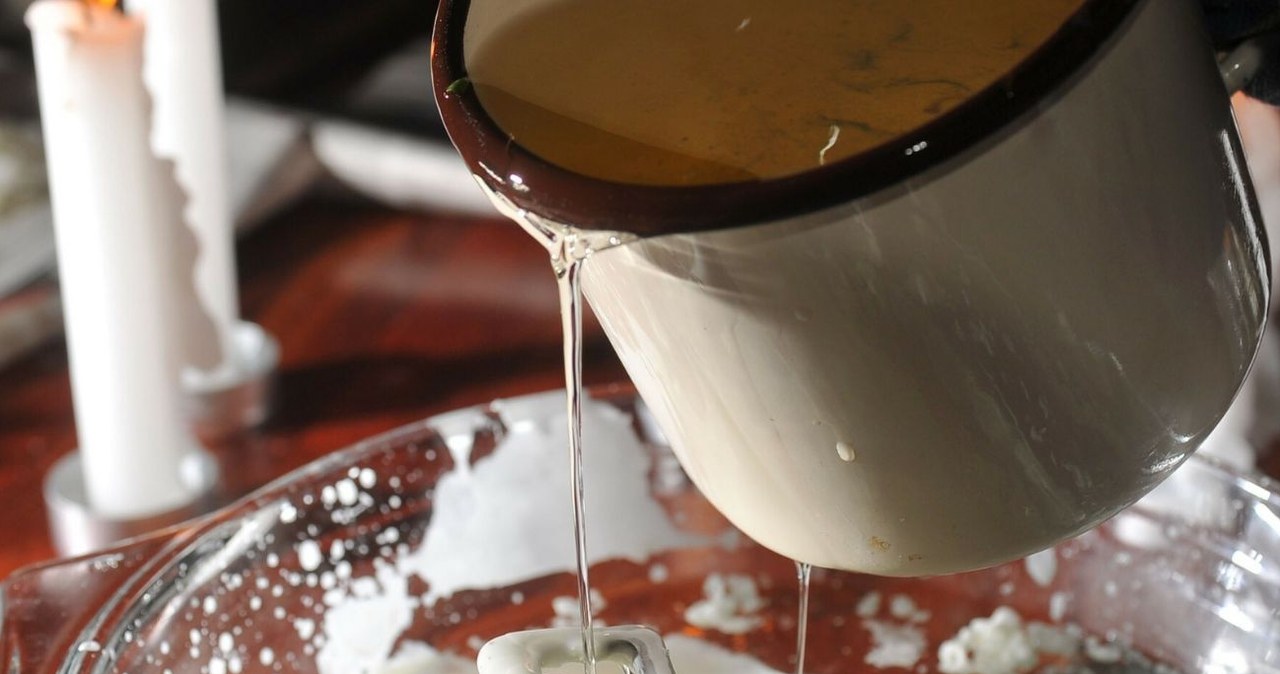 Lanie wosku przez dziurkę od klucza było jedną z wróżb podczas katarzynek /LECH GAWUC/REPORTER /East News