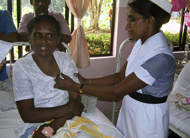 Lankijska służąca L.T. Ariyawathi w szpitalu po usunięciu gwoździ i igieł z jej ciała /INTERIA.PL