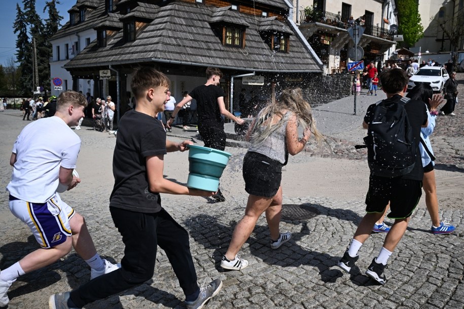 Lany poniedziałek na Rynku w Kazimierzu Dolnym na zdjęciu z 2025 roku /Wojtek Jargiło /PAP