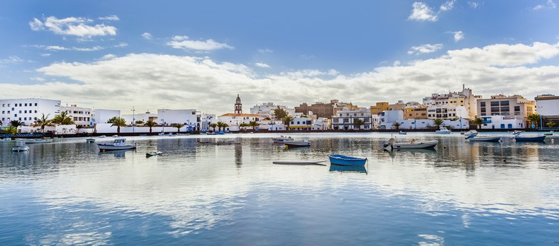 Lanzarote to również dobry wybór na wakacje w październiku, bo temperatura wynosi tu 30 stopni Celsjusza. /123RF/PICSEL