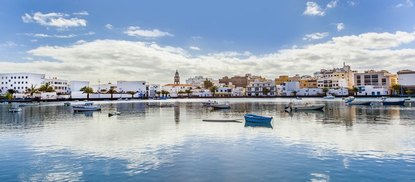 Lanzarote to również dobry wybór na wakacje w październiku, bo temperatura wynosi tu 30 stopni Celsjusza. /123RF/PICSEL