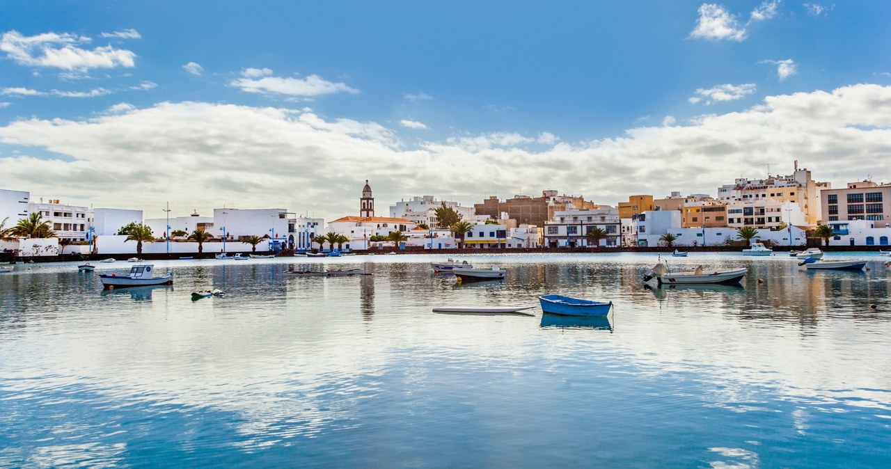 Lanzarote to również dobry wybór na wakacje w październiku, bo temperatura wynosi tu 30 stopni Celsjusza. /123RF/PICSEL