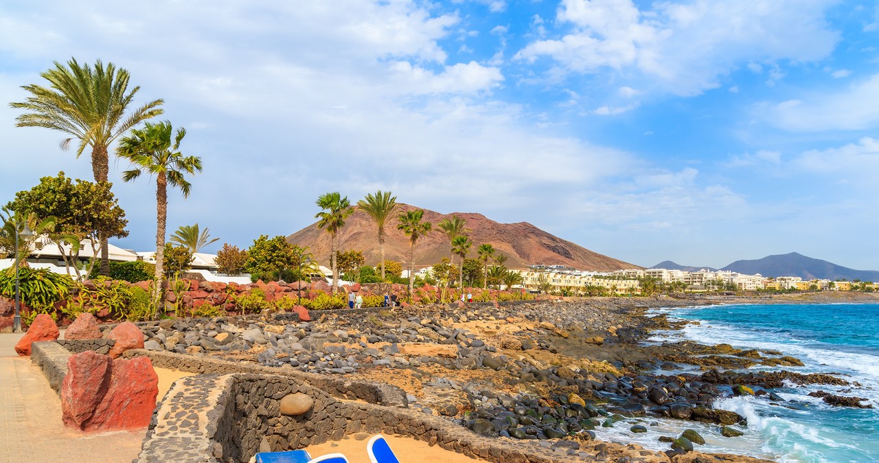 Lanzarote to wyspa na Oceanie Atlantyckim, należąca do Hiszpanii. Turyści zwykle zażywali tam relaksu, jednak teraz narzekają na nietypowy problem. /Pixel