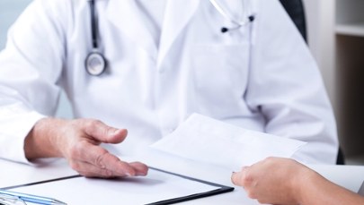 Łapówki za operacje "na NFZ". Lekarz z Łodzi usłyszał zarzuty