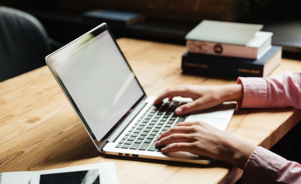 Laptop dla nauczyciela – jakie parametry są naprawdę potrzebne?