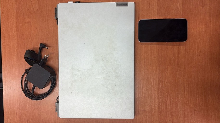 Laptop i telefon komórkowy 16-latka, fot. Policja Warszawa /