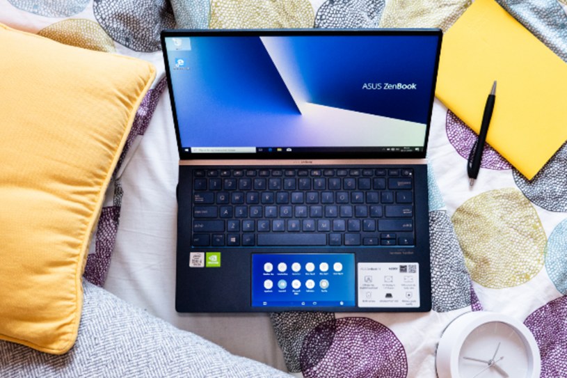 Laptop jest w kolorze „królewskiego błękitu”, a wykończenia mają piękny kolor różowego złota /INTERIA