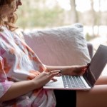oparzenie skóry Laptop na kolanach może zostawić ślad na skórze. Tak wygląda "syndrom przypieczonej skóry"