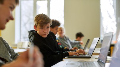 Laptopy dla IV-klasistów od 2023, choć ustawa mówi o przyszłym roku