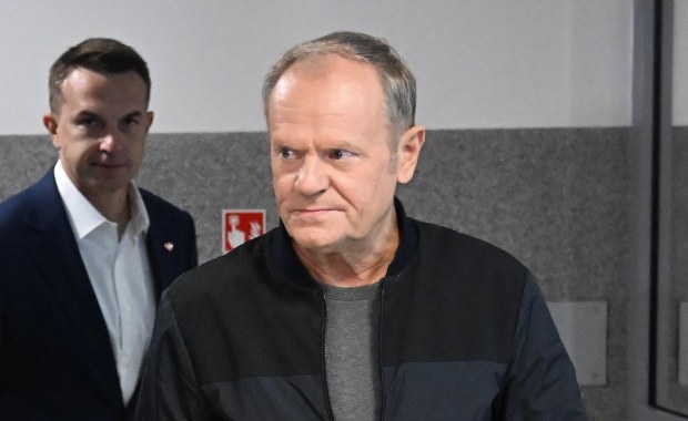 "Łapy precz". Mocna odpowiedź Tuska ws. zniszczeń w Wyrykach