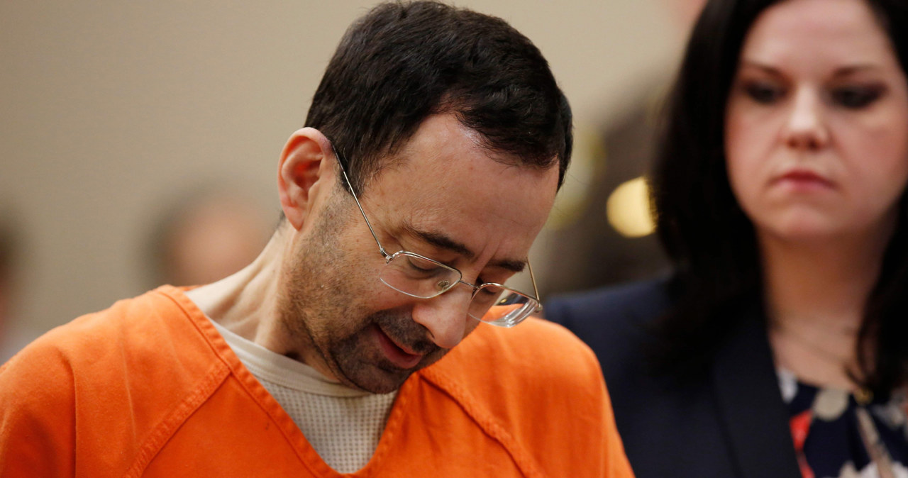 Larry Nassar został oskarżony o molestowanie seksualne przez aż 265 gimnastyczek! /JEFF KOWALSKY  /East News