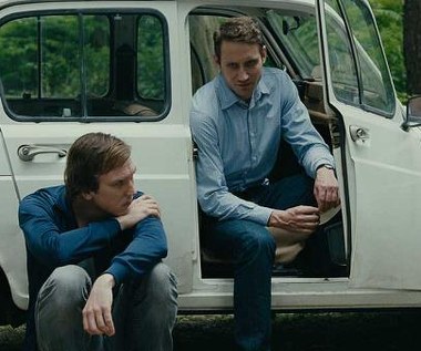 Lars Eidinger i Sebastian Zimmler w scenie z filmu "Dom na weekend"