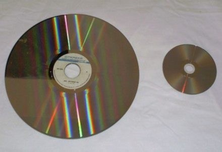 Laser Disc z lewej, DVD z prawej /HDTVmania.pl