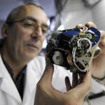 Laser naładuje baterie ludzkich implantów