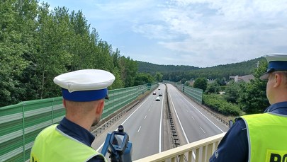 Laserem z wiaduktu. Nowy sposób na kierowców łamiących przepisy