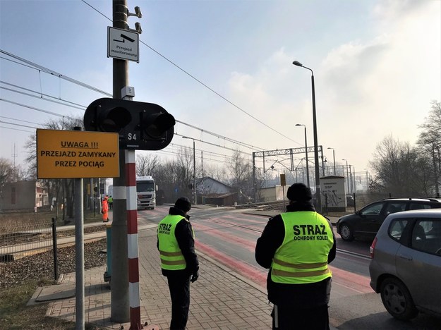 Laserowe skanery i dodatkowe sygnalizatory mają powstrzymać kierowców przed blokowaniem torów na przejazdach kolejowych /Archiwum RMF FM