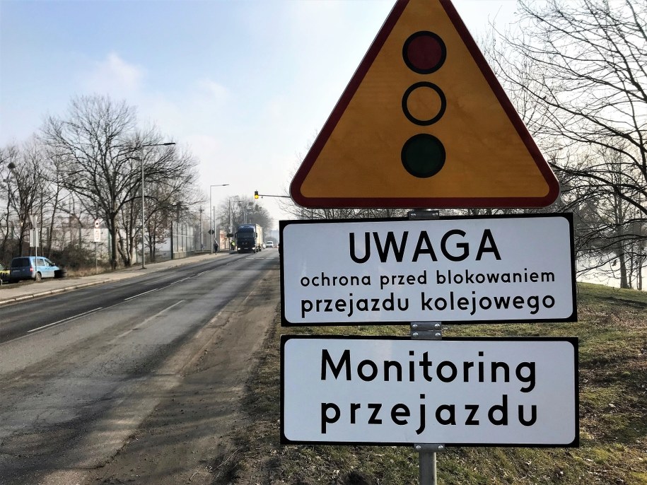 Laserowe skanery i dodatkowe sygnalizatory mają powstrzymać kierowców przed blokowaniem torów na przejazdach kolejowych /Bartłomiej Paulus /RMF FM