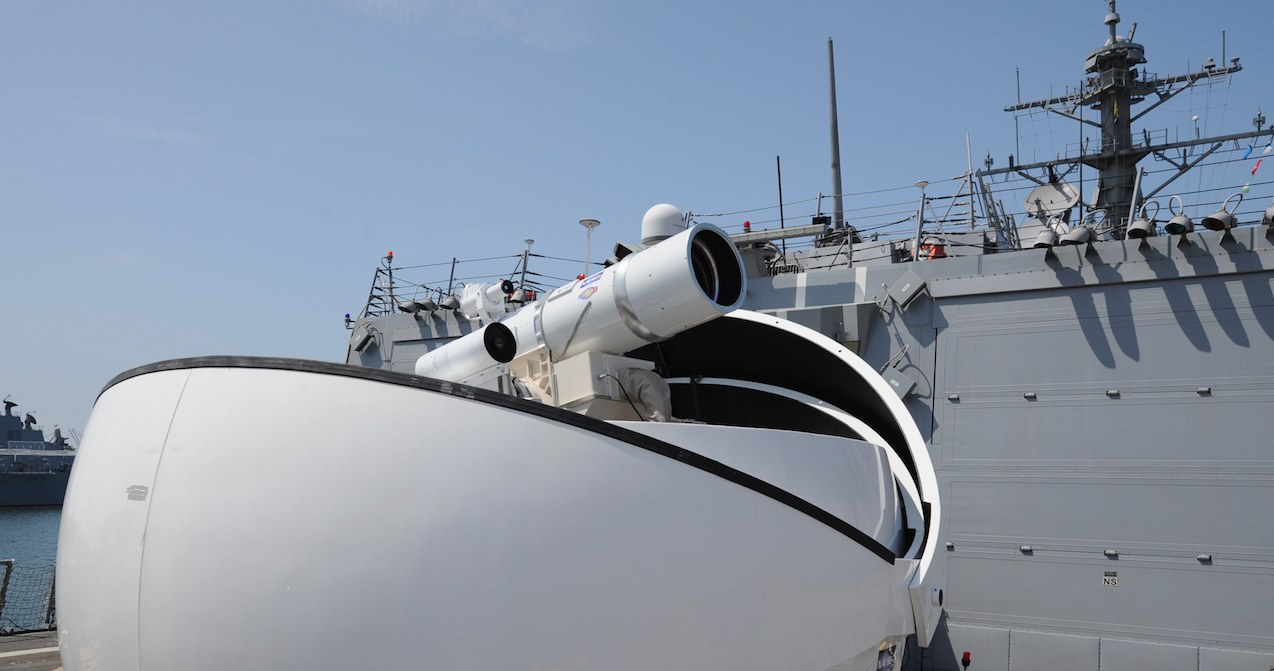 Laserowy system rażenia LaWS, testowany przez US Navy. Fot. John F. Williams/US Navy /Defence24