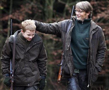 Lasse Fogelstrom i Mads Mikkelsen w scenie z filmu "Polowanie"