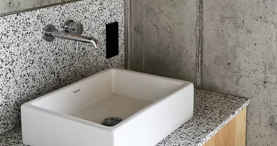 Ластрико дедалі частіше з’являється у сучасних інтер’єрах - від кухонь і ванних кімнат до меблів і декоративних аксесуарів /Domena publiczna