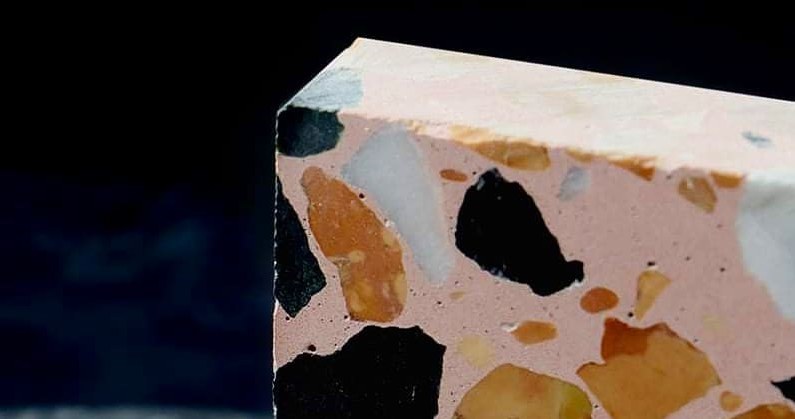 Ластрико - декоративний кам’яний або бетонний матеріал із вкрапленнями мармурової або кварцової крихти, відомий своєю міцністю та довговічністю