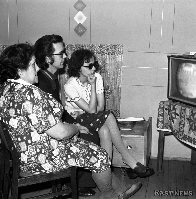 Lata 70. - rodzina w Nowej Hucie ogląda telewizję. Na ekranie sygnał "Przerwa w programie" /Zenon Zyburtowicz /East News