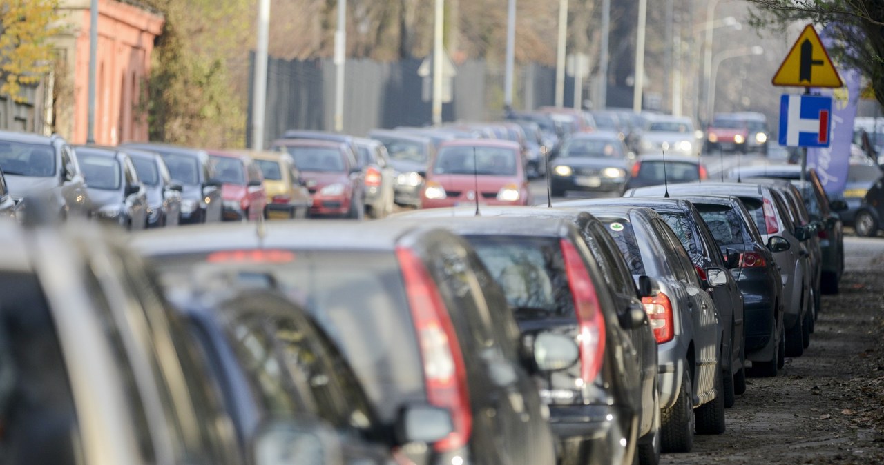 Lata lecą, a Polaków wciąż nie stać na nowe samochody /Piotr Kamionka /Reporter