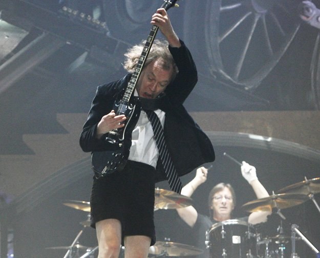 Latający Angus Young - gitarzysta i współzałożyciel AC/DC /arch. AFP