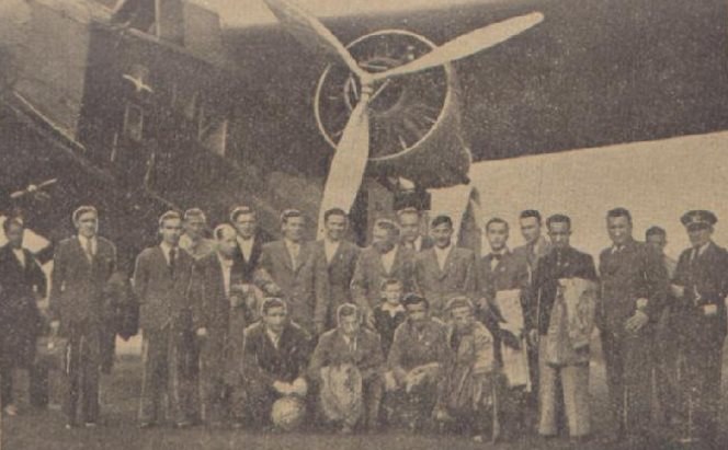 "Latający Nauczyciele" przed wylotem na mecz ze Spartą Praga. Była to pierwsza na świecie drużyna posiadająca własny samolot /archiwum S. Zagórskiego /INTERIA.PL
