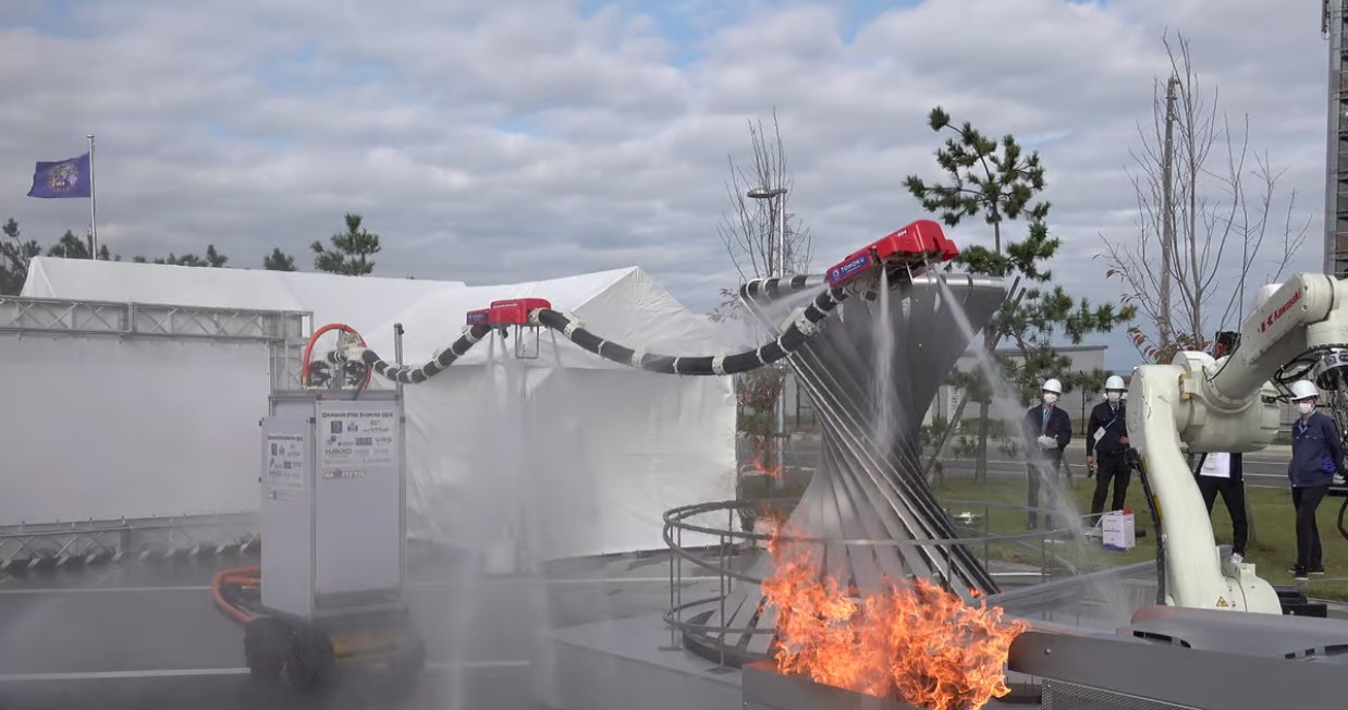 "Latający smok" gaszący płomień /Tadokoro Laboratory/Tohoku University, Japan /materiał zewnętrzny