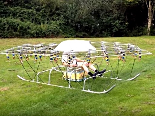 Latający superdron brytyjskiego konstruktora /YouTube