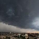 bezpieczeństwo Latanie podczas burzy. Czy turbulencje i pioruny są groźne dla pasażerów?