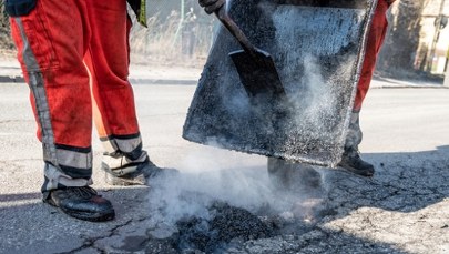 Łatanie pozimowych dziur w Poznaniu. W styczniu naprawiono prawie 800 ubytków