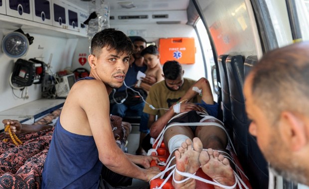 Latarka w telefonie zamiast lampy chirurgicznej. Jak walczy się o życie ludzi w Strefie Gazy? 