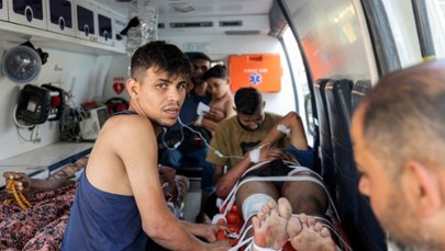 Latarka w telefonie zamiast lampy chirurgicznej. Jak walczy się o życie ludzi w Strefie Gazy? 