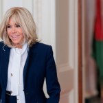 Latem 2026 warto ubierać się jak Brigitte Macron. Oto najlepsze inspiracje dla dojrzałych kobiet