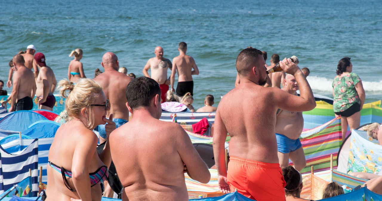 Latem nadbałtyckie plaże zapełniają się "pod korek". W tłumie trudno zapanować nad zachowaniem rozochoconych plażowiczów... /Wojciech Stróżyk /Reporter   /East News