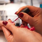 czerwień Latem wszyscy będą prosić o ten manicure. Kolor podkreśla opaleniznę