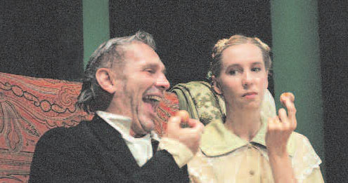 Łatka (Jan Englert) i Rózia (Magdalena Warzecha) w Dożywociu Aleksandra Fredry, reż. Jan Englert, Teatr Narodowy w Warszawie, 2001 r.; fot Wojciech Plewiński /123/RF PICSEL