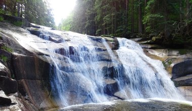 Łatwy szlak idealny na jesień i zimę. Jak dotrzeć do Wodospadu Mumlavy? 
