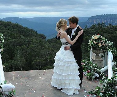 Laura Brent i Xavier Samuel w scenie z filmu "Kochanie, poznaj moich kumpli"