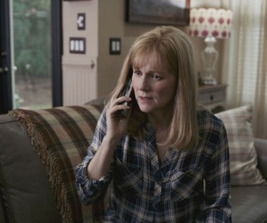 Laura Linney w scenie z filmu "Sully"