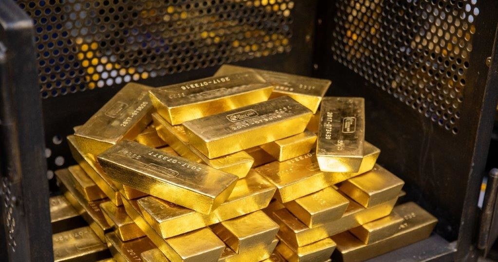 Laureaci konkursu i towarzyszący im dziennikarze mogli obejrzeć sztaby, które są częścią oficjalnych rezerw NBP /materiały promocyjne